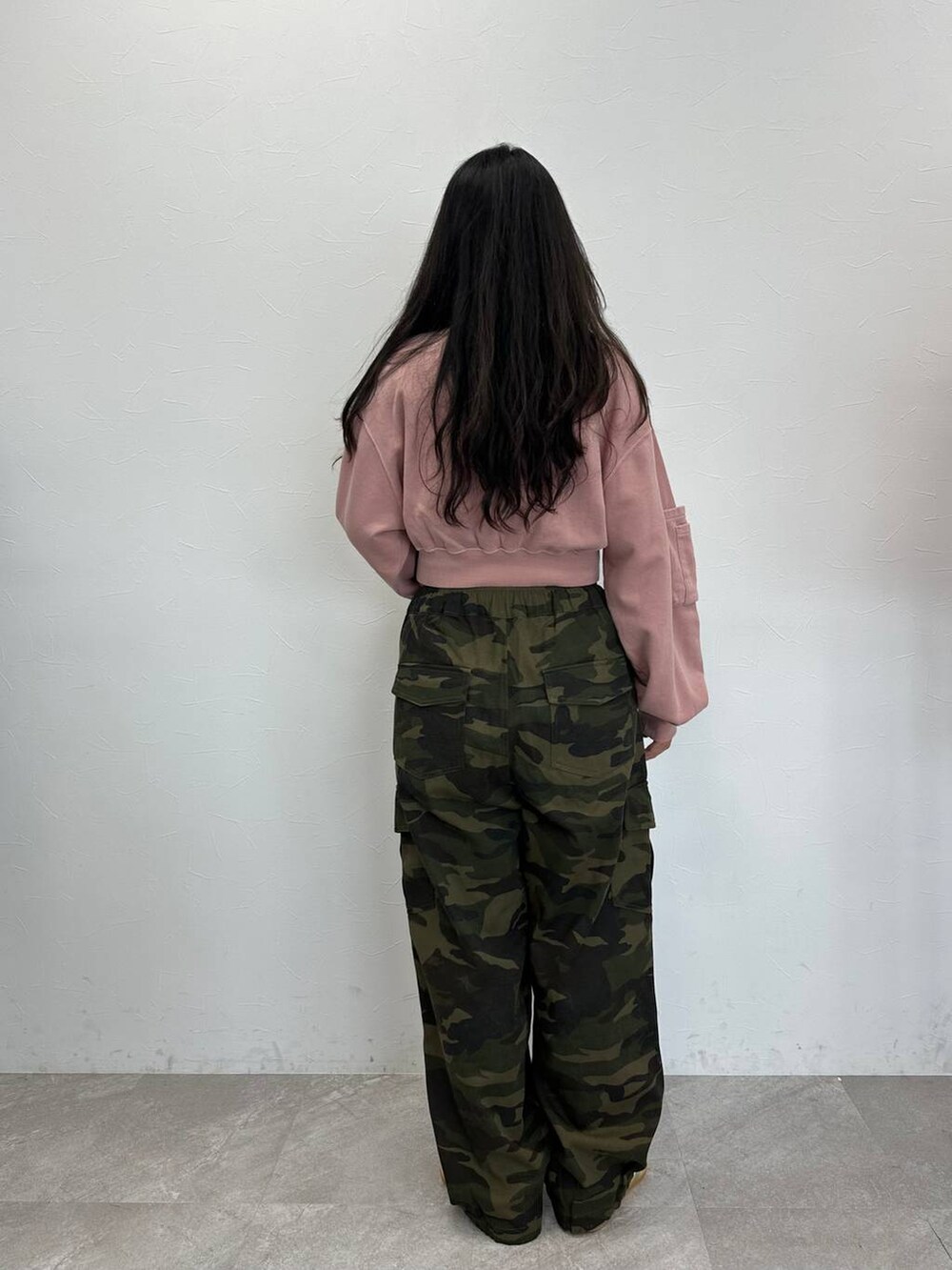 ピンク系のスウェットを着用したレディースの秋コーディネートの3枚目の写真