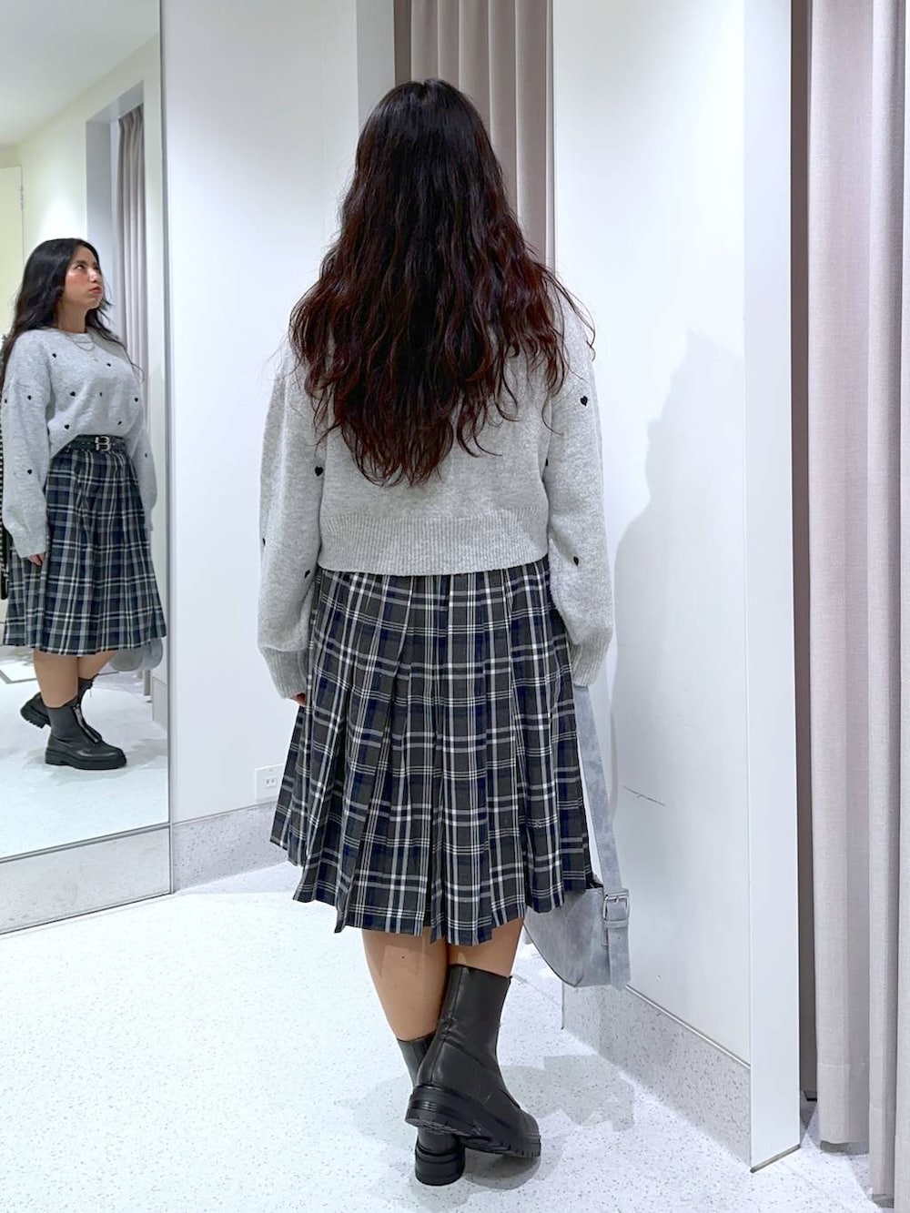 グレー系のニット/セーター、その他のスカートを着用したレディースの秋コーディネートの3枚目の写真