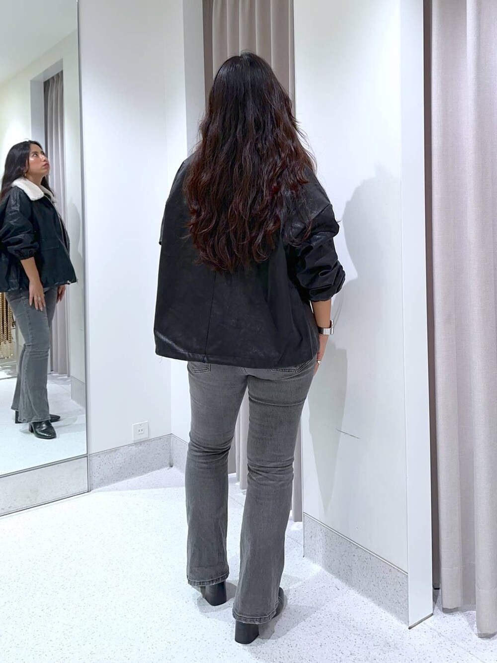 ブラック系のブルゾン、ブラック系のデニムパンツを着用したレディースの秋コーディネートの4枚目の写真