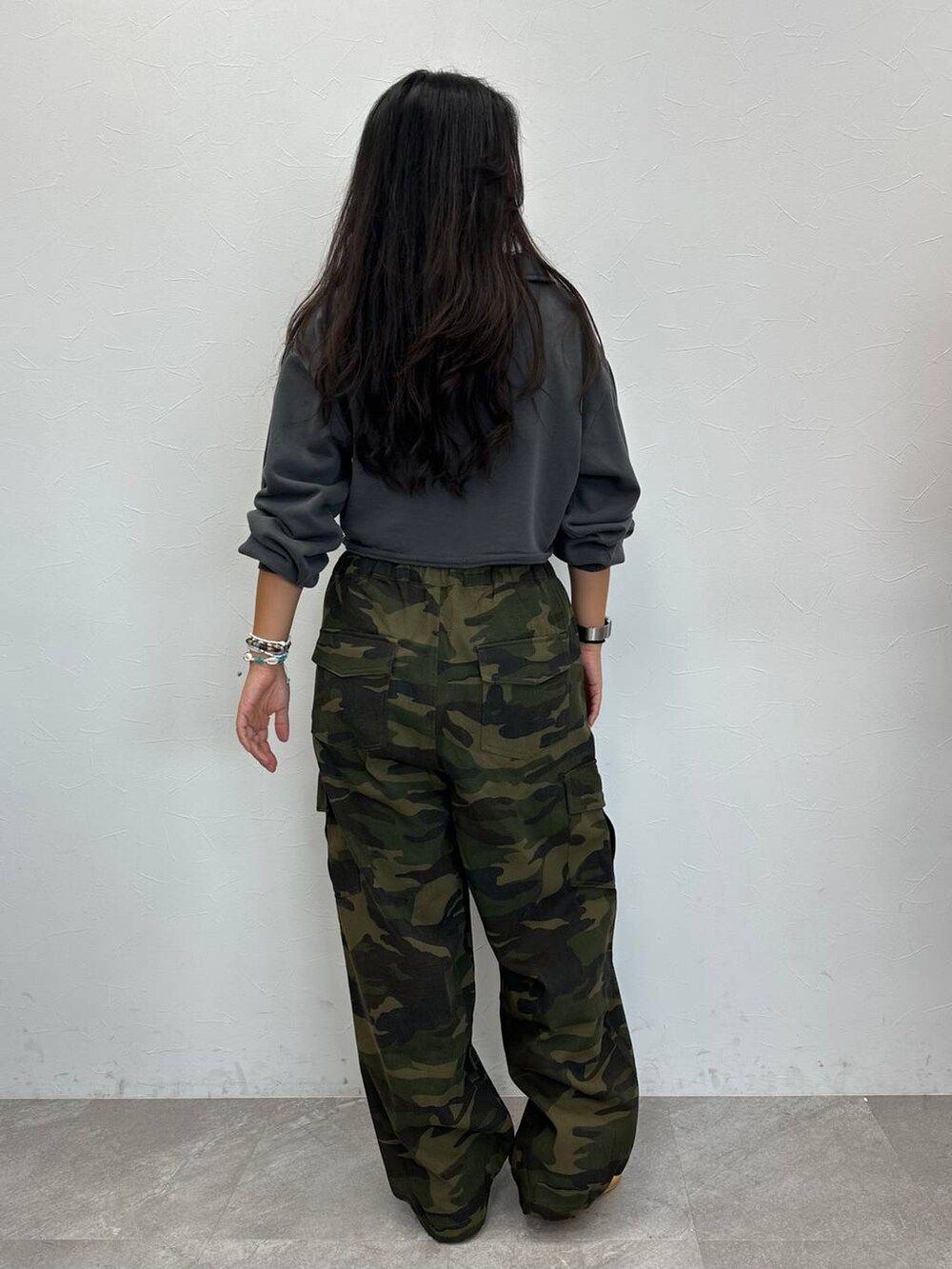 グレー系のスウェットを着用したレディースの秋コーディネートの3枚目の写真