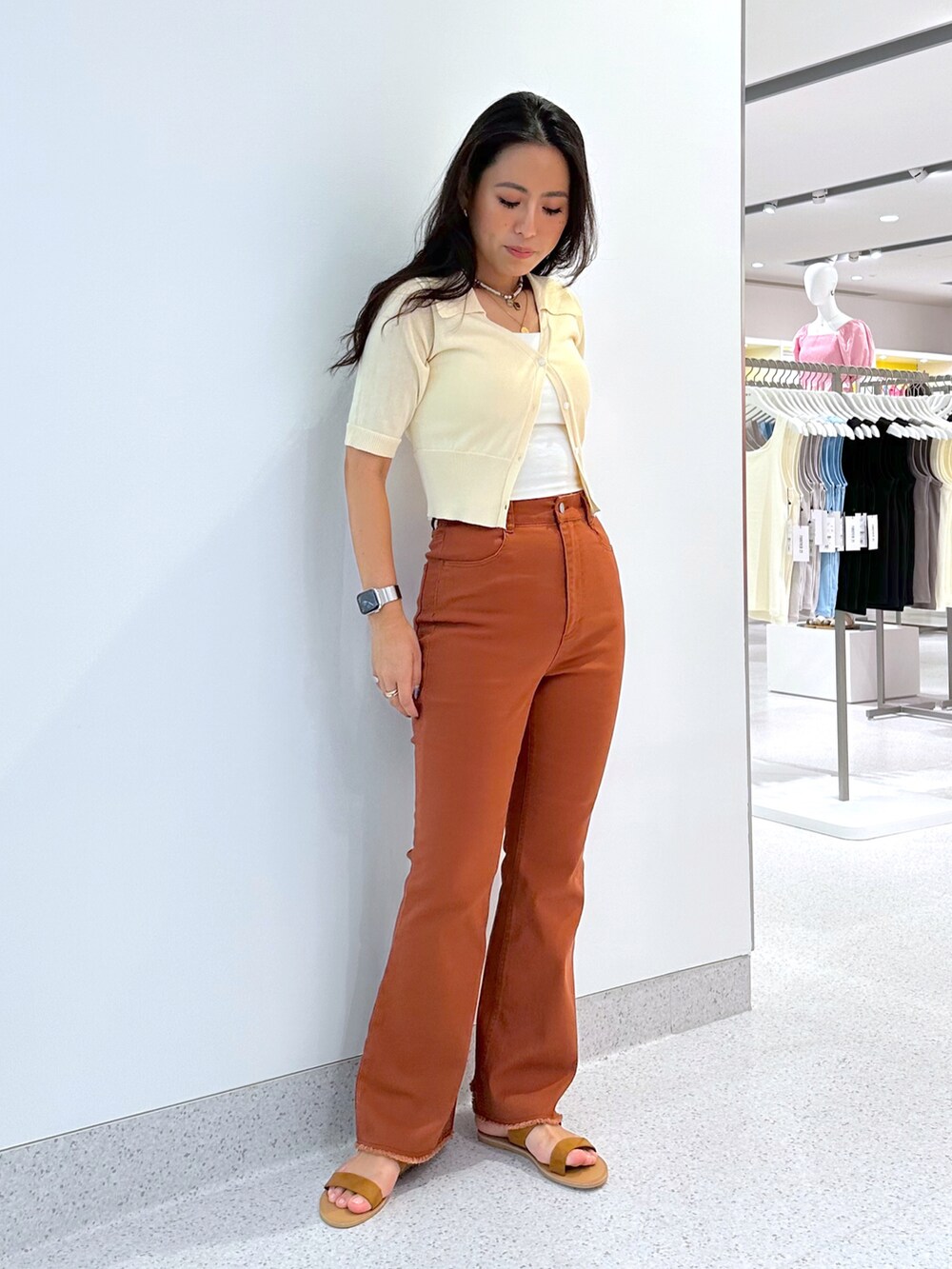 ブラウン系のその他パンツ、ホワイト系のキャミソール、ホワイト系のカーディガン/ボレロを着用したレディースの夏コーディネートの2枚目の写真