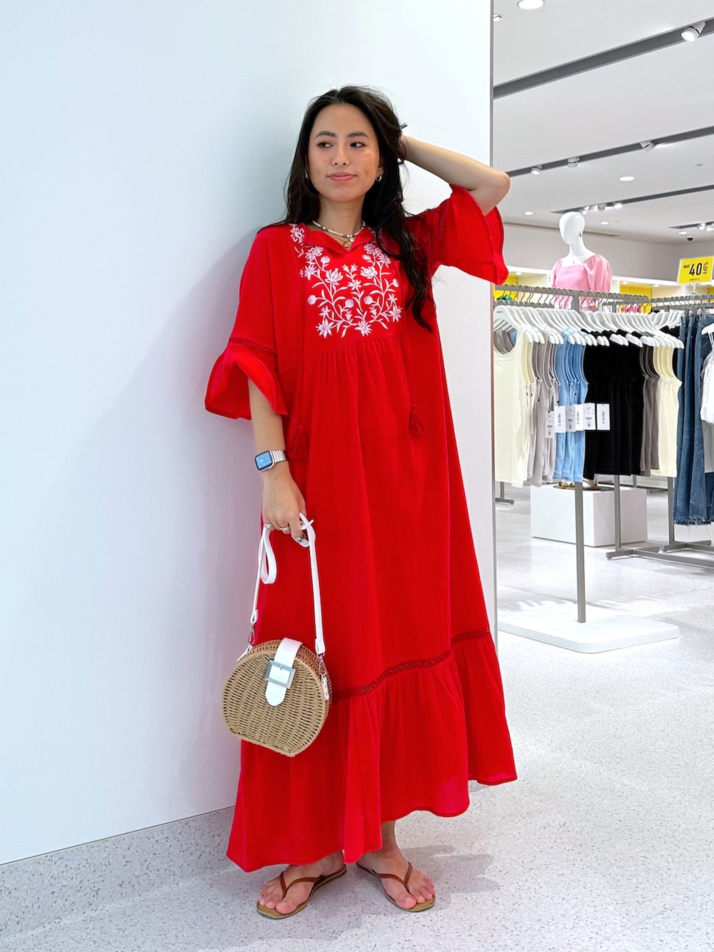 シルバー系のショルダーバッグ、レッド系のワンピースを着用したレディースの夏コーディネートの3枚目の写真