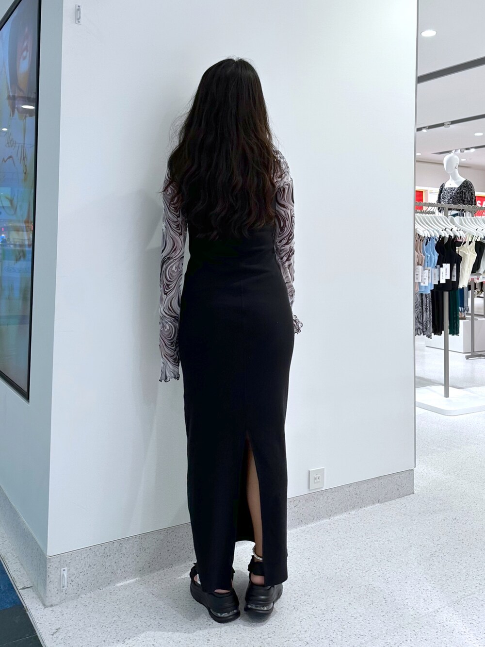 ブラック系のサンダル、ブラック系のワンピース、グレー系のTシャツ/カットソーを着用したレディースの夏コーディネートの4枚目の写真