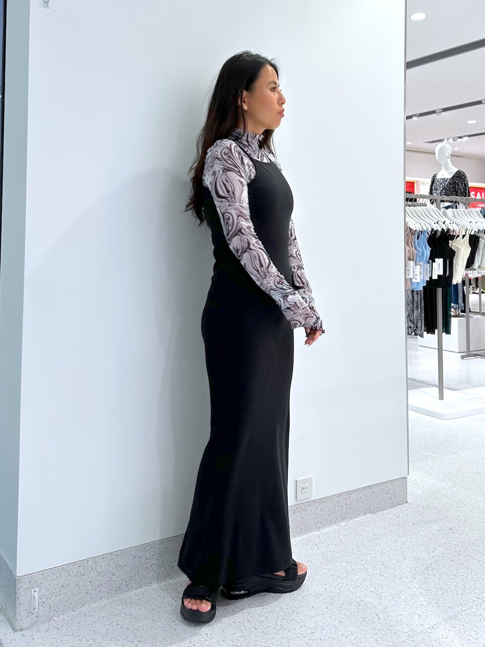 ブラック系のサンダル、ブラック系のワンピース、グレー系のTシャツ/カットソーを着用したレディースの夏コーディネートの2枚目の写真