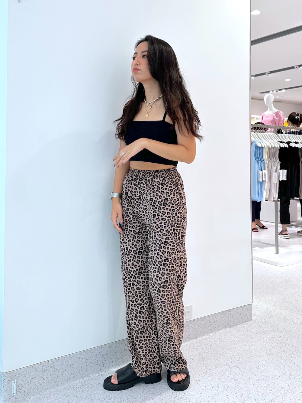 ブラック系のニット/セーター、その他のその他パンツ、ブラック系のサンダルを着用したレディースの夏コーディネートの2枚目の写真