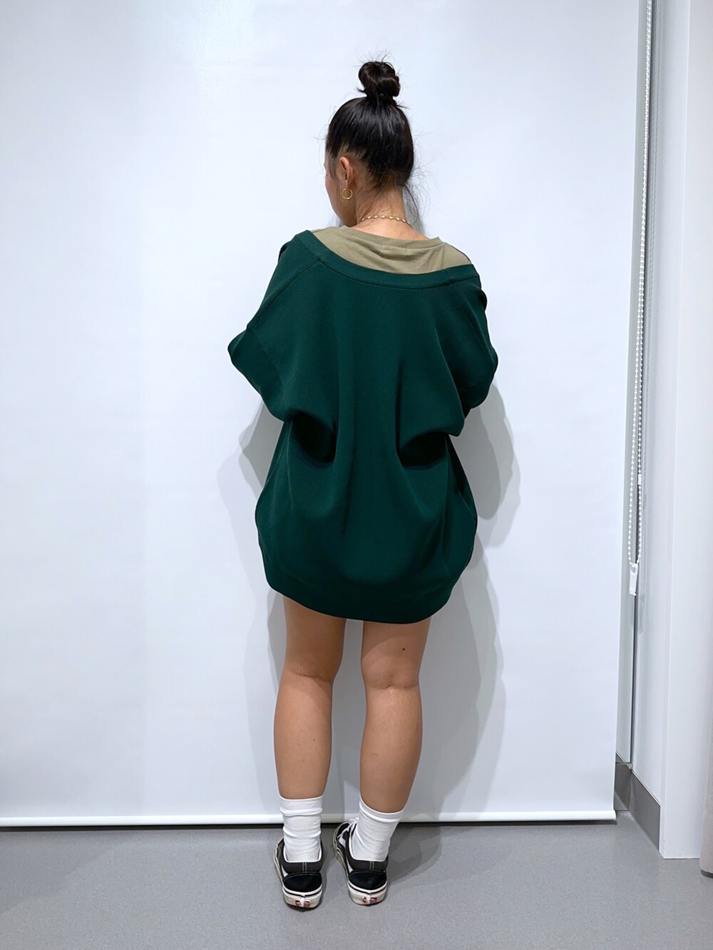 ブラック系のスニーカー、ベージュ系のその他パンツ、グリーン系のTシャツ/カットソーを着用したレディースの夏コーディネートの3枚目の写真