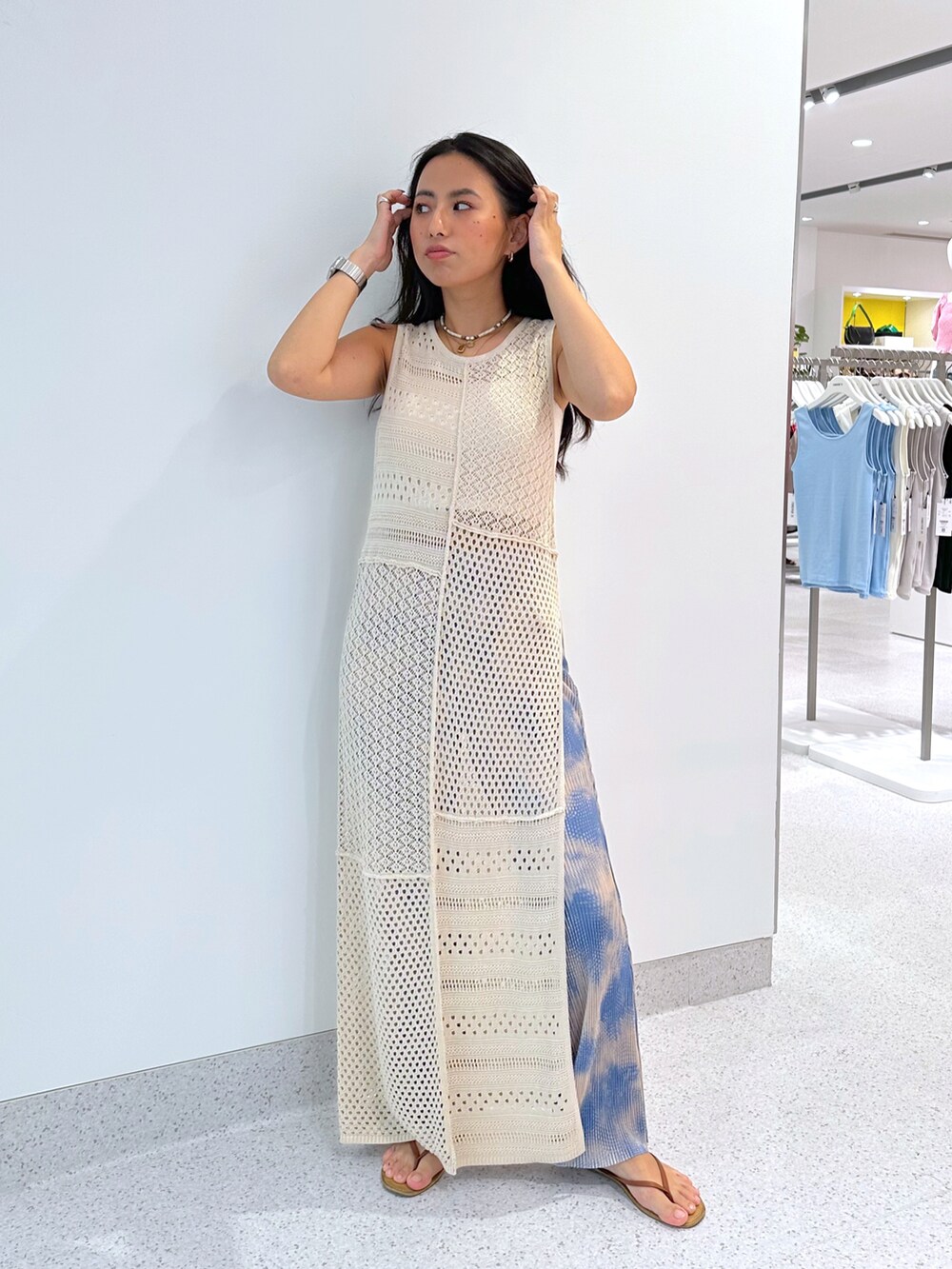 ホワイト系のワンピース、ブルー系のその他パンツを着用したレディースの夏コーディネートの2枚目の写真