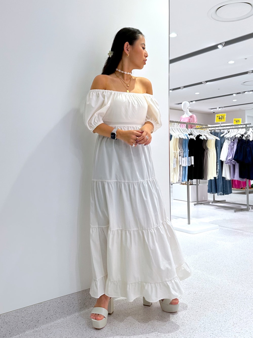 ホワイト系のワンピース、ホワイト系のサンダルを着用したレディースの夏コーディネートの2枚目の写真