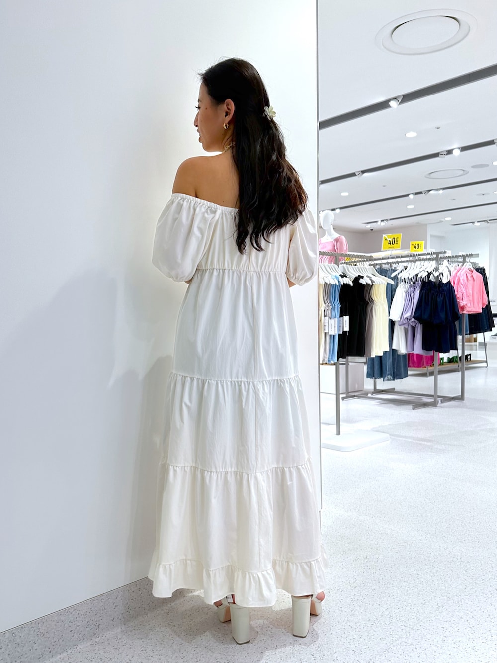ホワイト系のワンピース、ホワイト系のサンダルを着用したレディースの夏コーディネートの4枚目の写真