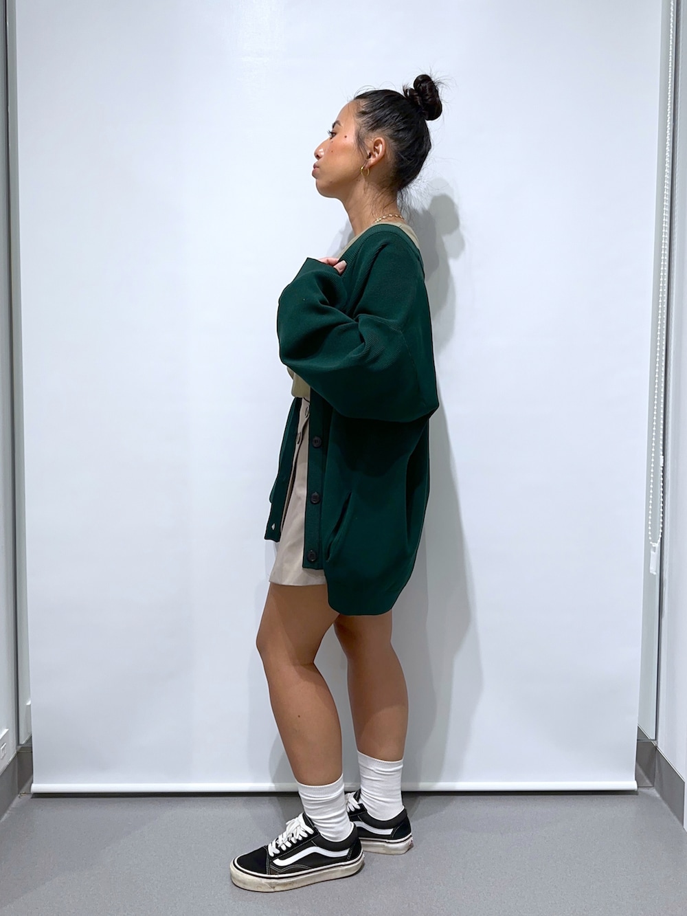 ブラック系のスニーカー、ベージュ系のその他パンツ、グリーン系のTシャツ/カットソーを着用したレディースの夏コーディネートの2枚目の写真