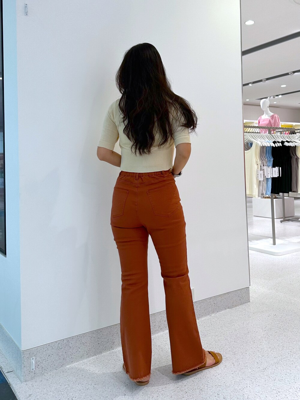 ブラウン系のその他パンツ、ホワイト系のキャミソール、ホワイト系のカーディガン/ボレロを着用したレディースの夏コーディネートの4枚目の写真