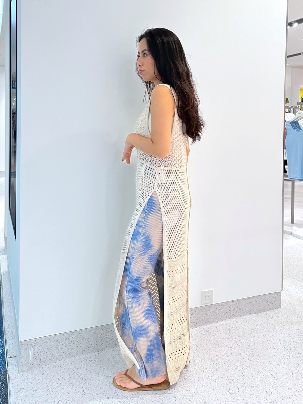 ホワイト系のワンピース、ブルー系のその他パンツを着用したレディースの夏コーディネートの4枚目の写真