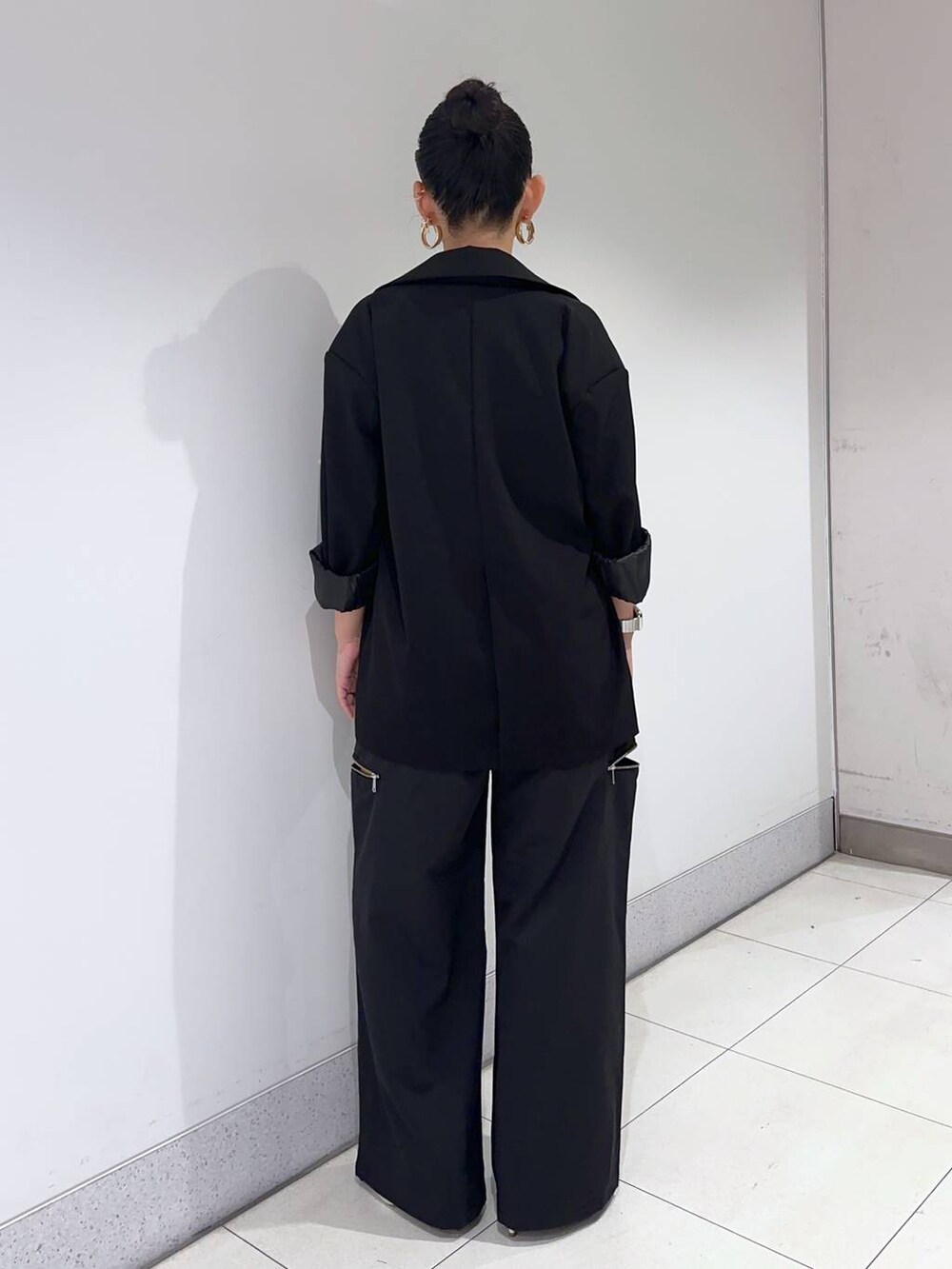 ブラック系のその他パンツ、ブルー系のキャミソール、ブラック系のテーラードジャケットを着用したレディースの春コーディネートの3枚目の写真