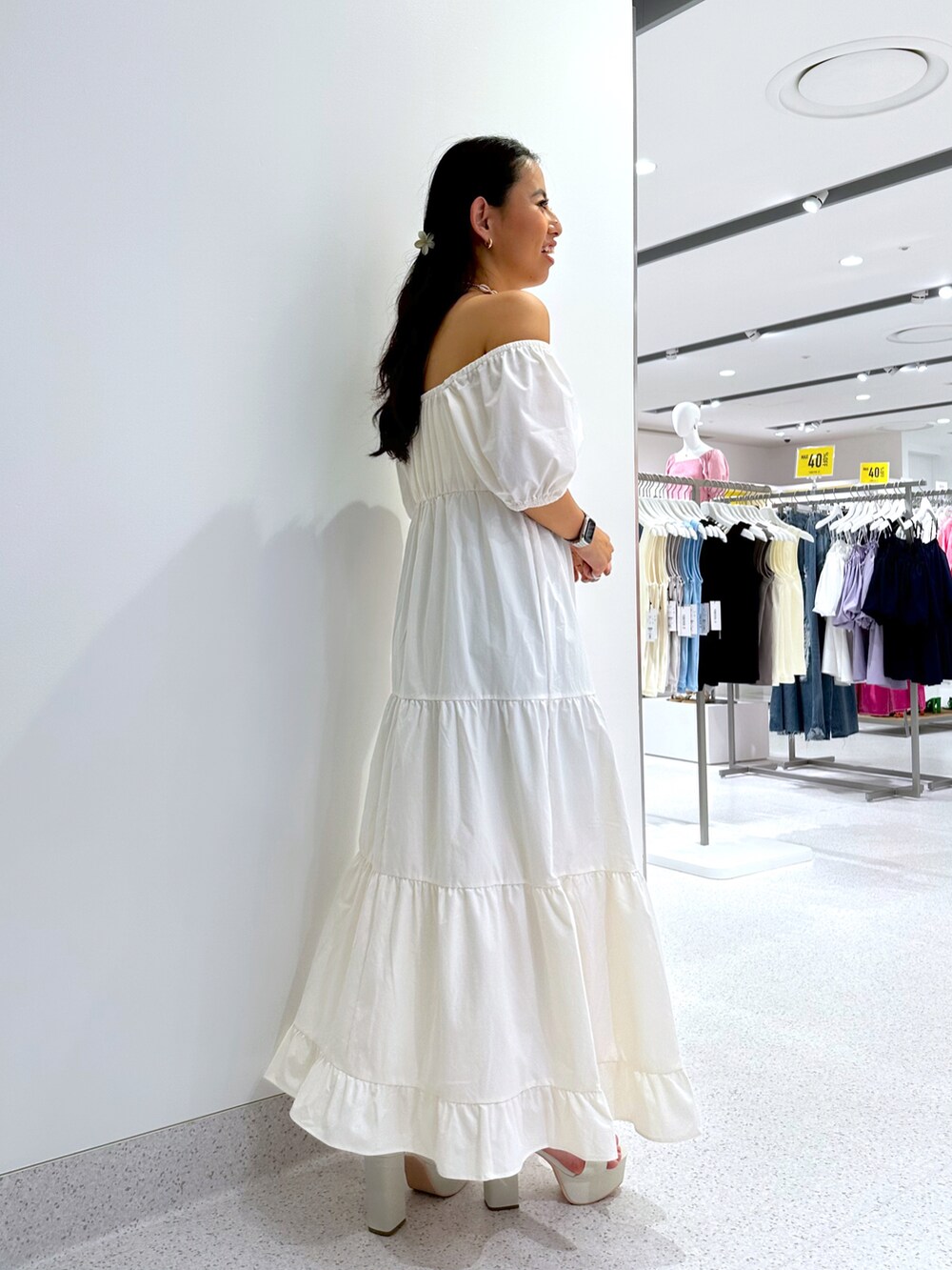 ホワイト系のワンピース、ホワイト系のサンダルを着用したレディースの夏コーディネートの3枚目の写真