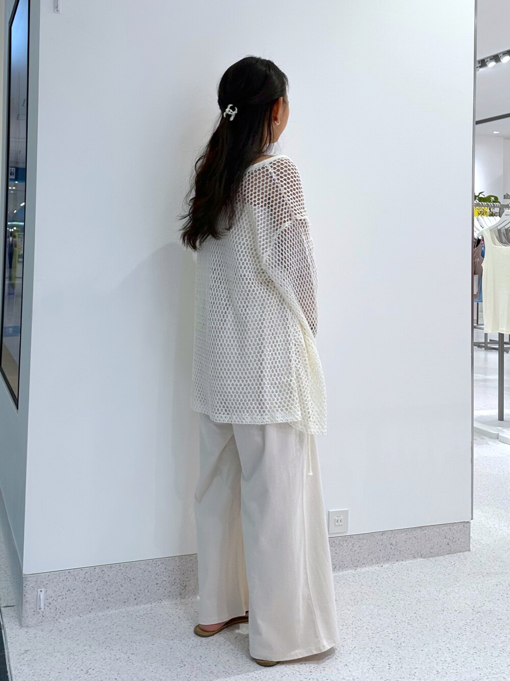 ホワイト系のその他パンツ、ホワイト系のキャミソール、ホワイト系のカーディガン/ボレロを着用したレディースの夏コーディネートの3枚目の写真