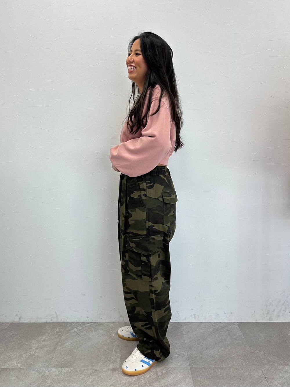 ピンク系のスウェットを着用したレディースの秋コーディネートの2枚目の写真