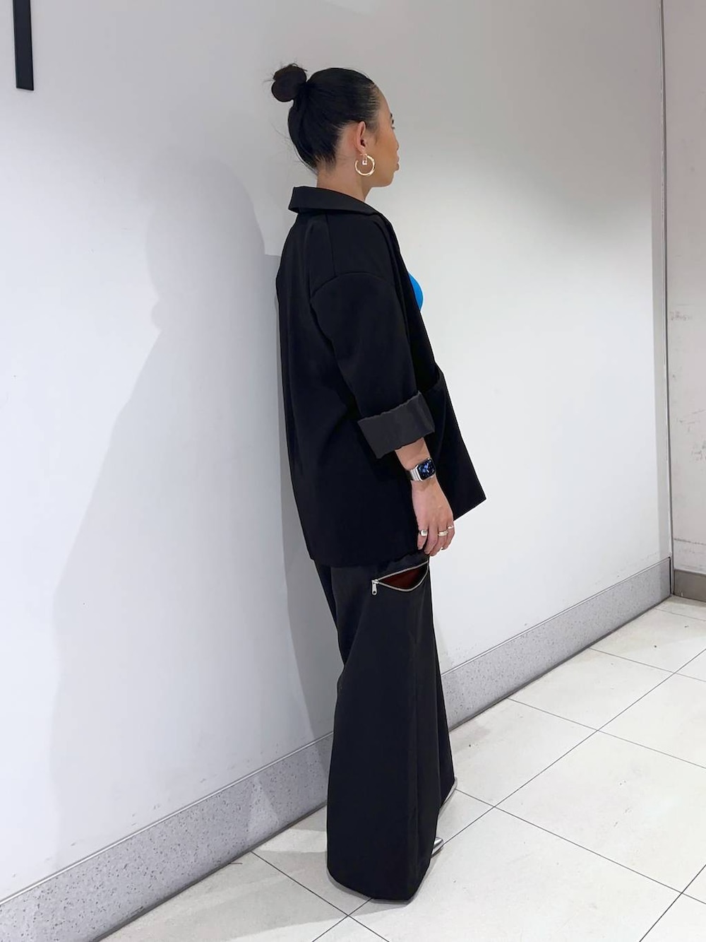 ブラック系のその他パンツ、ブルー系のキャミソール、ブラック系のテーラードジャケットを着用したレディースの春コーディネートの2枚目の写真