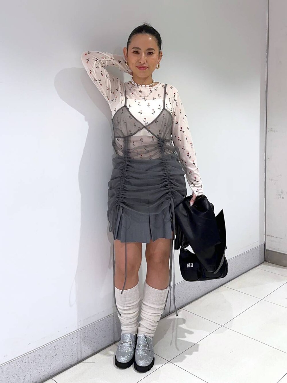 グレー系のワンピース、その他のTシャツ/カットソー、ブラック系のショルダーバッグを着用したレディースの春コーディネートの2枚目の写真