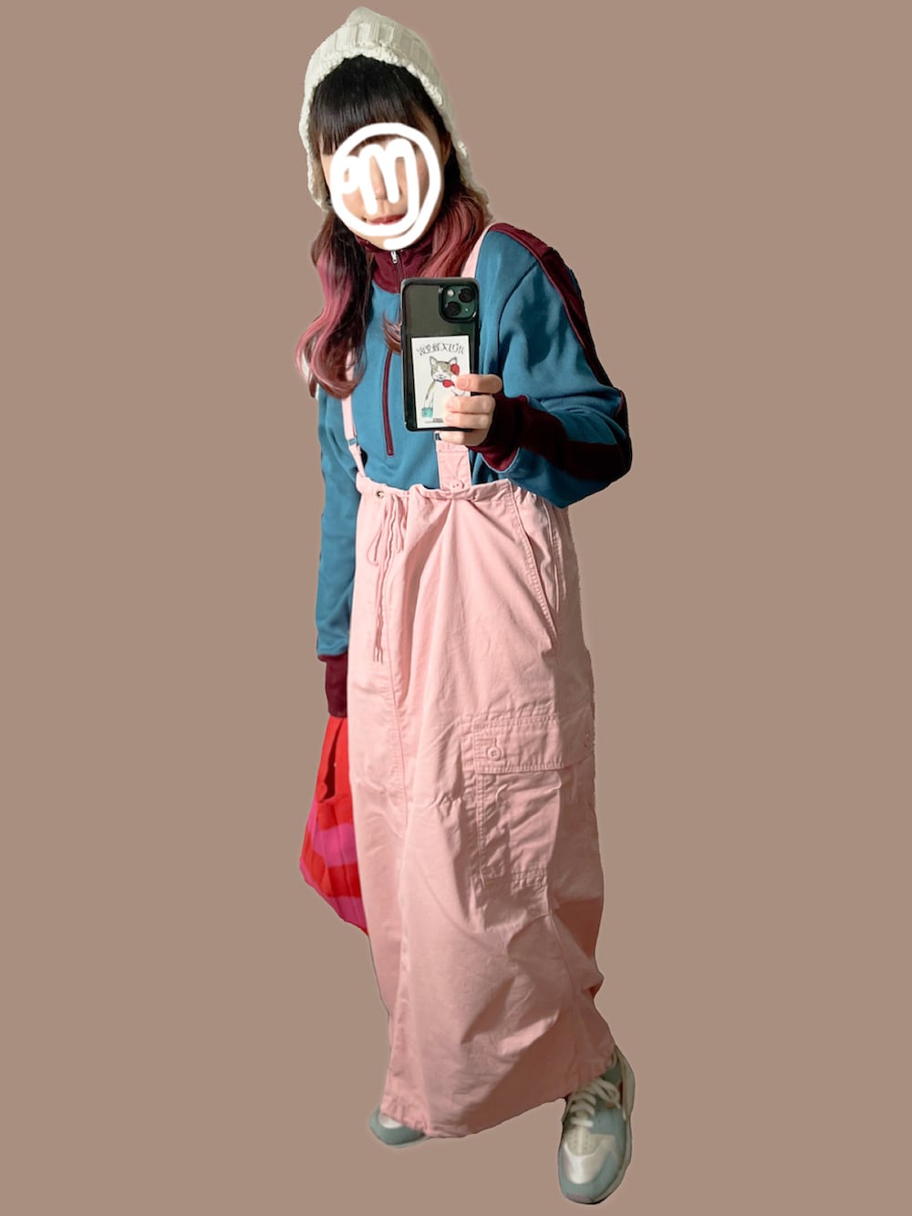 ブルー系のTシャツ/カットソー、ブラック系のテーラードジャケット、ブラウン系のスニーカーを着用したレディースの冬コーディネートの2枚目の写真