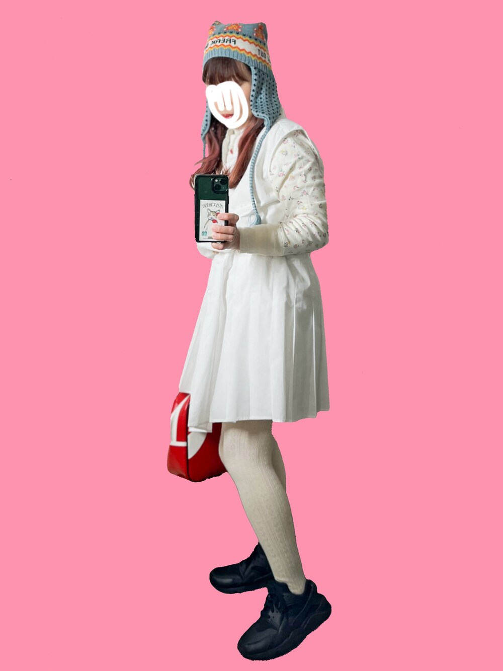 ブルー系のデニムジャケット、ホワイト系のワンピース/ドレス、ブラック系のスニーカーを着用したレディースの春コーディネートの2枚目の写真