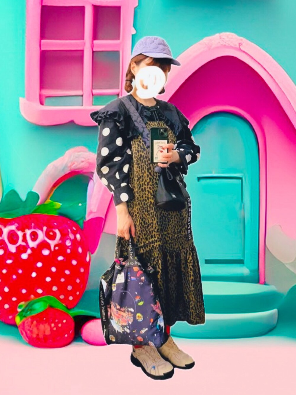 ブラック系のショルダーバッグ、ブラウン系のワンピース、ホワイト系のスニーカーを着用したレディースの夏コーディネートの2枚目の写真