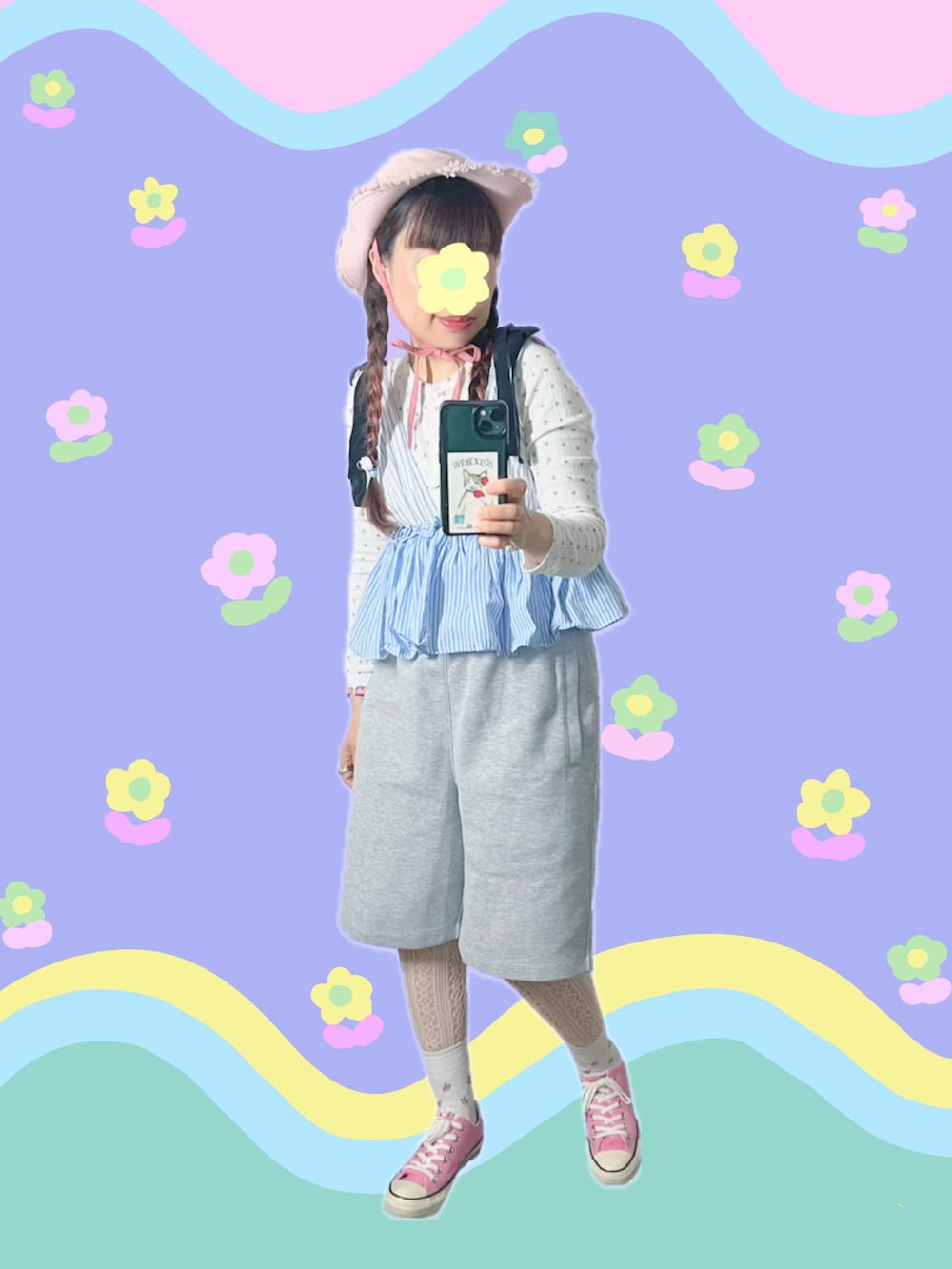 ブラック系のハンドバッグ、ピンク系のスニーカー、ブルー系のトップスを着用したレディースの夏コーディネートの2枚目の写真