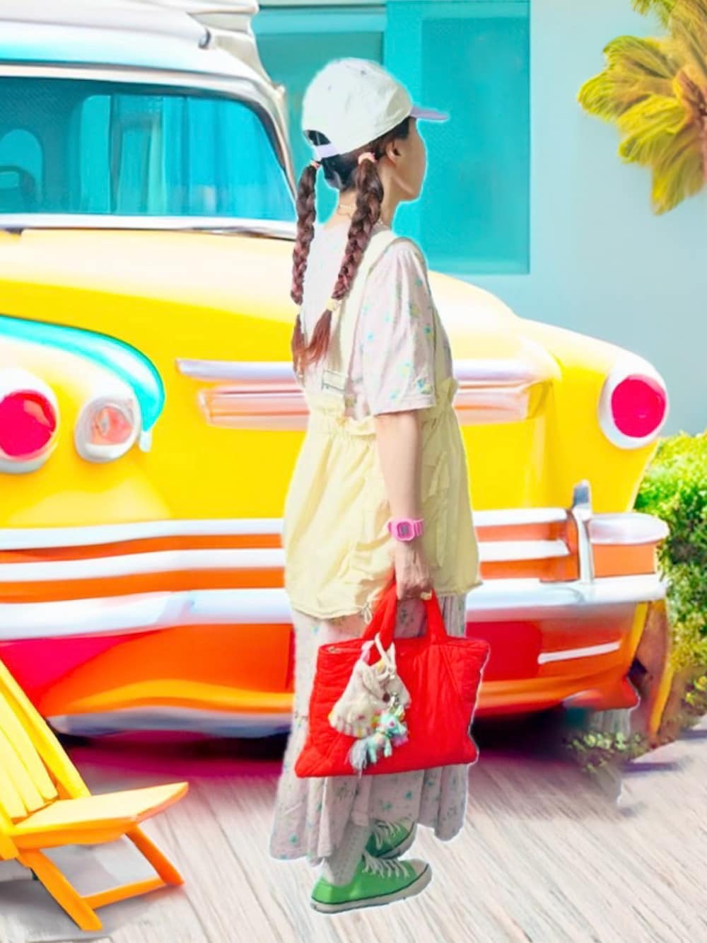 ピンク系のワンピース、グリーン系のスニーカー、ホワイト系のベストを着用したレディースの夏コーディネートの3枚目の写真