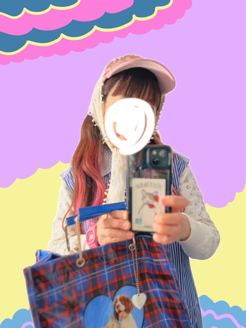 ピンク系のスニーカー、ブルー系のハンドバッグ、ホワイト系のTシャツ/カットソーを着用したレディースの春コーディネートの4枚目の写真