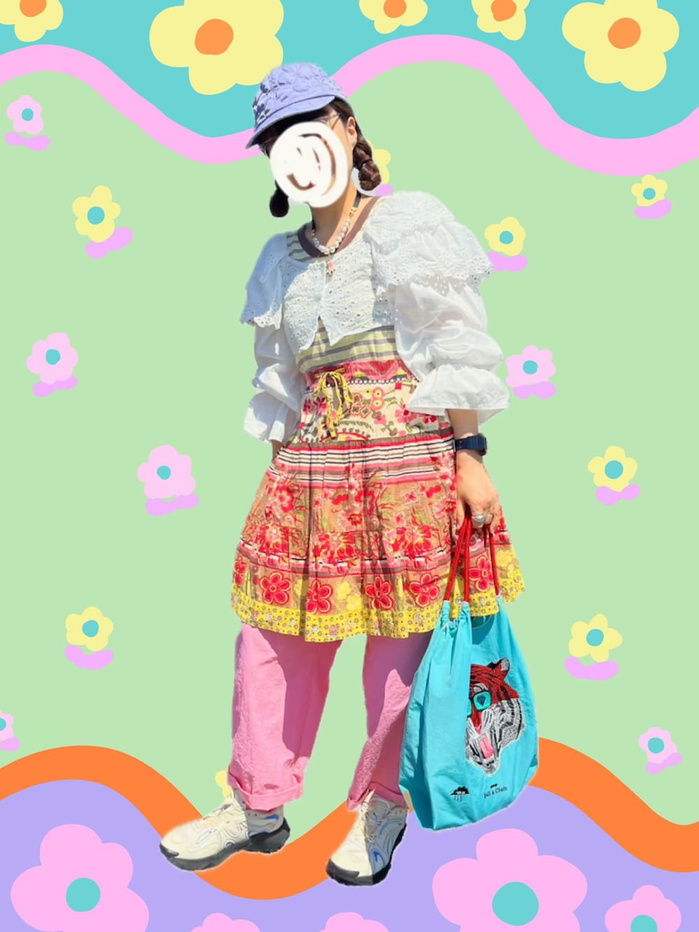 イエロー系のタンクトップ、ホワイト系のカーディガン/ボレロ、ブルー系のエコバッグ/サブバッグを着用したレディースの夏コーディネートの2枚目の写真