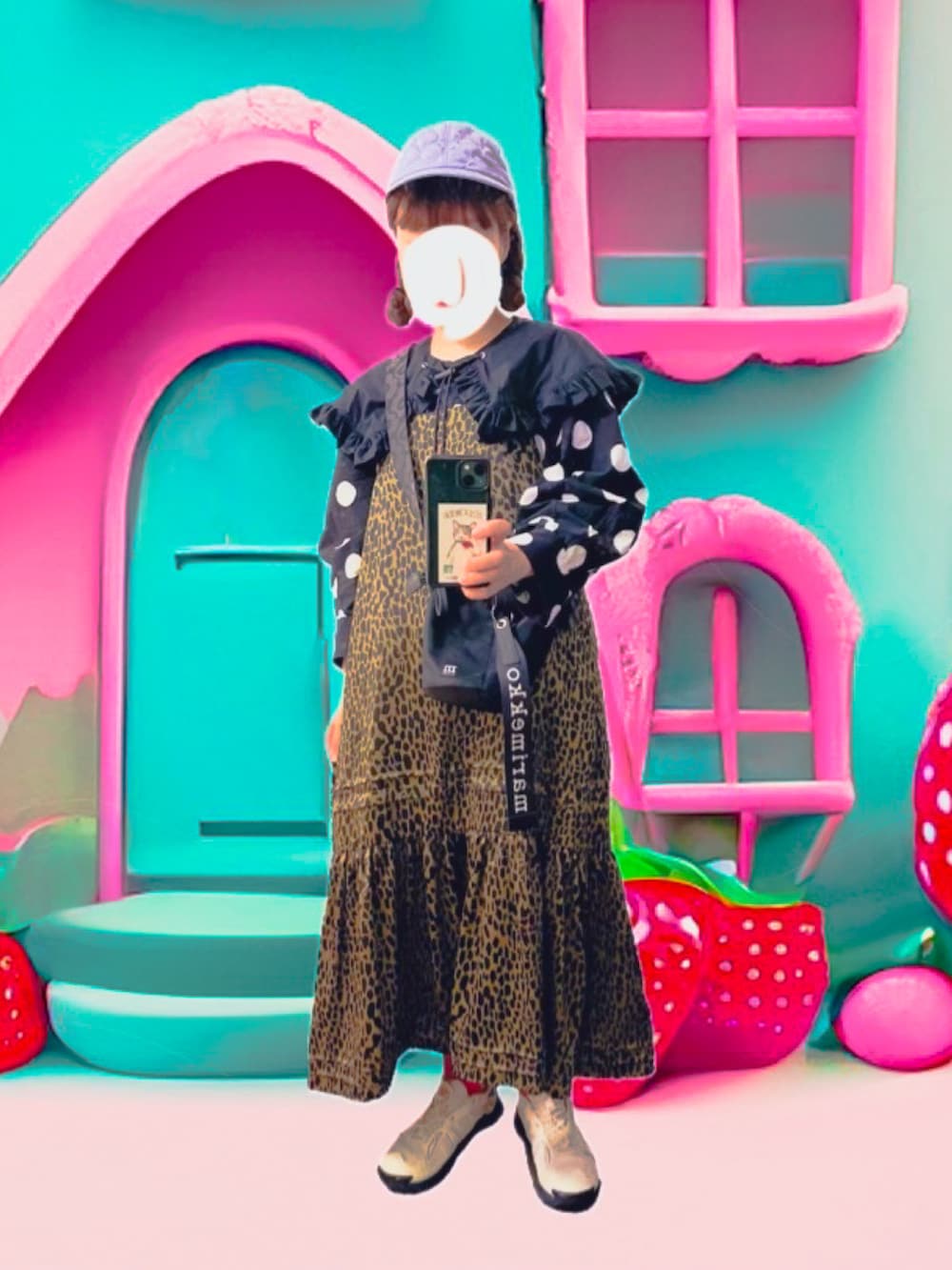 ブラック系のショルダーバッグ、ブラウン系のワンピース、ホワイト系のスニーカーを着用したレディースの夏コーディネートの3枚目の写真