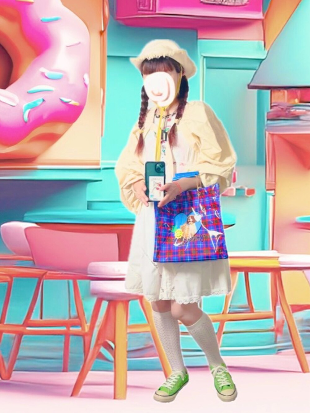 ホワイト系のその他パンツ、ホワイト系のタンクトップ、ホワイト系のその他パンツを着用したレディースの夏コーディネートの2枚目の写真