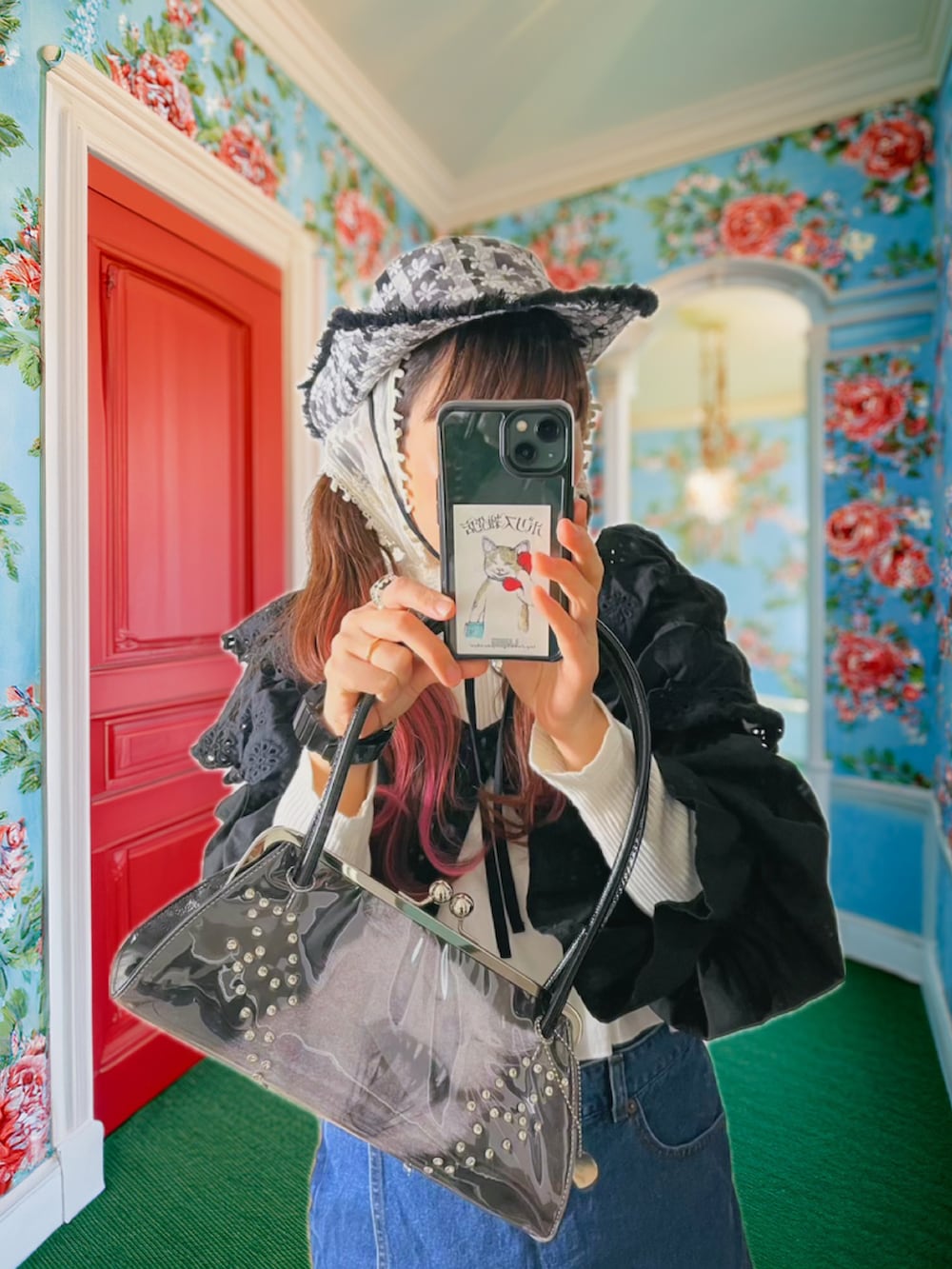 ブラック系のハンドバッグ、ブラック系のカーディガン/ボレロ、ブラック系のスニーカーを着用したレディースの春コーディネートの4枚目の写真