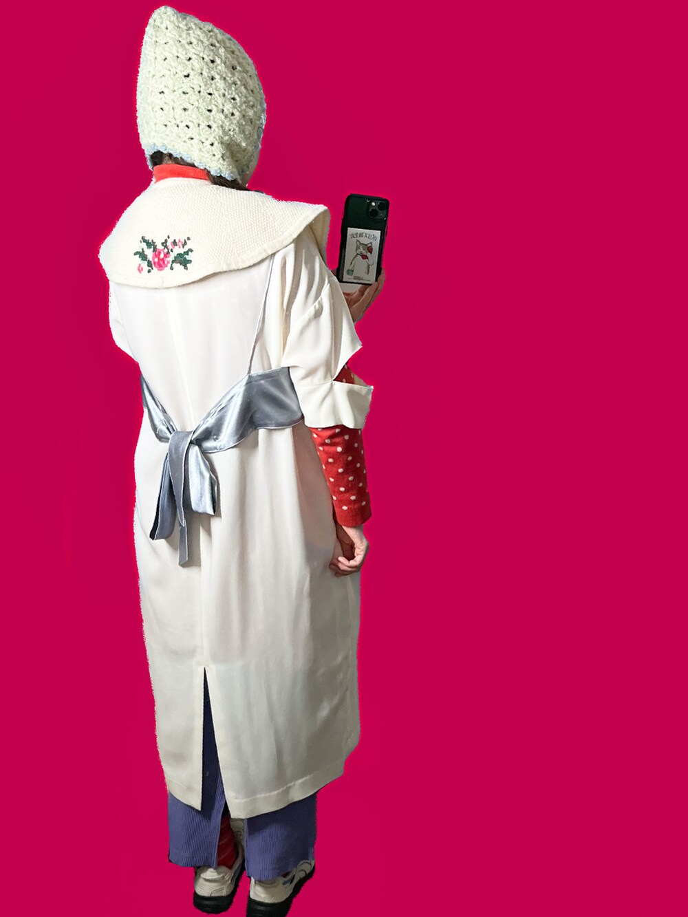 ブルー系のキャミソール、ホワイト系のワンピース/ドレス、パープル系のスカートを着用したレディースの冬コーディネートの3枚目の写真