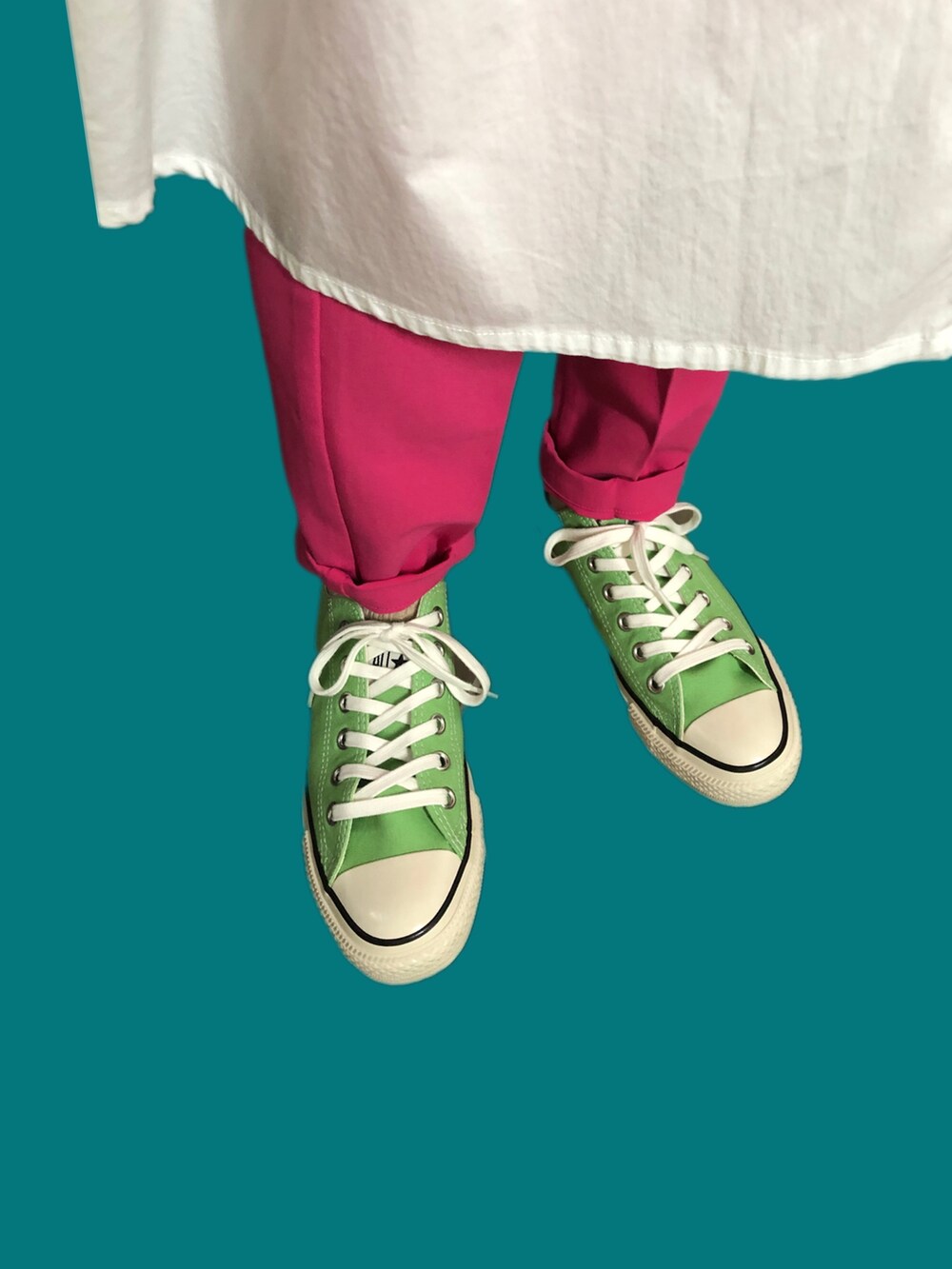 グリーン系のダウンジャケット/コート、ホワイト系のシャツワンピース、ピンク系のその他パンツを着用したレディースの冬コーディネートの3枚目の写真