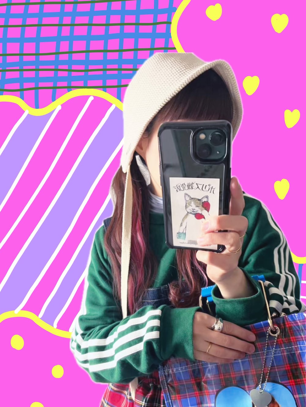 レッド系のジャンパースカート、ブルー系のハンドバッグ、ホワイト系のスニーカーを着用したレディースの春コーディネートの4枚目の写真