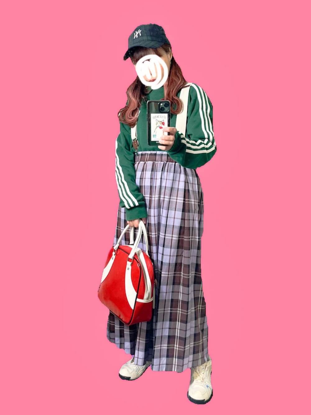 グリーン系のスウェット、パープル系のスカート、レッド系のボストンバッグを着用したレディースの冬コーディネートの2枚目の写真