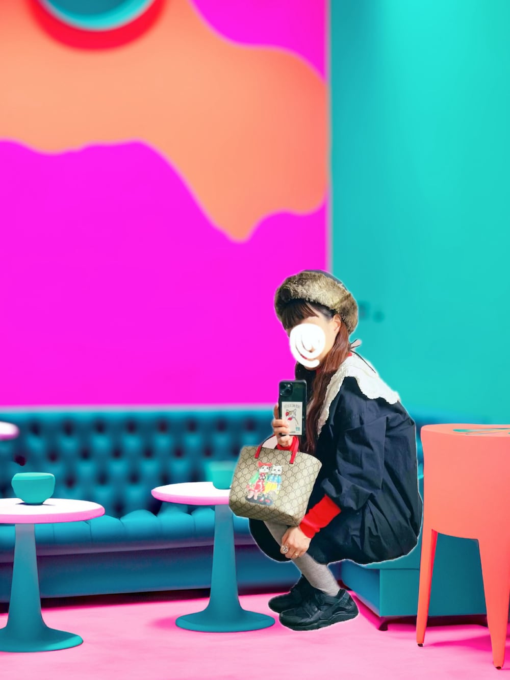 ホワイト系のその他パンツ、ブラック系のスニーカー、ブラック系のワンピース/ドレスを着用したレディースの冬コーディネートの2枚目の写真