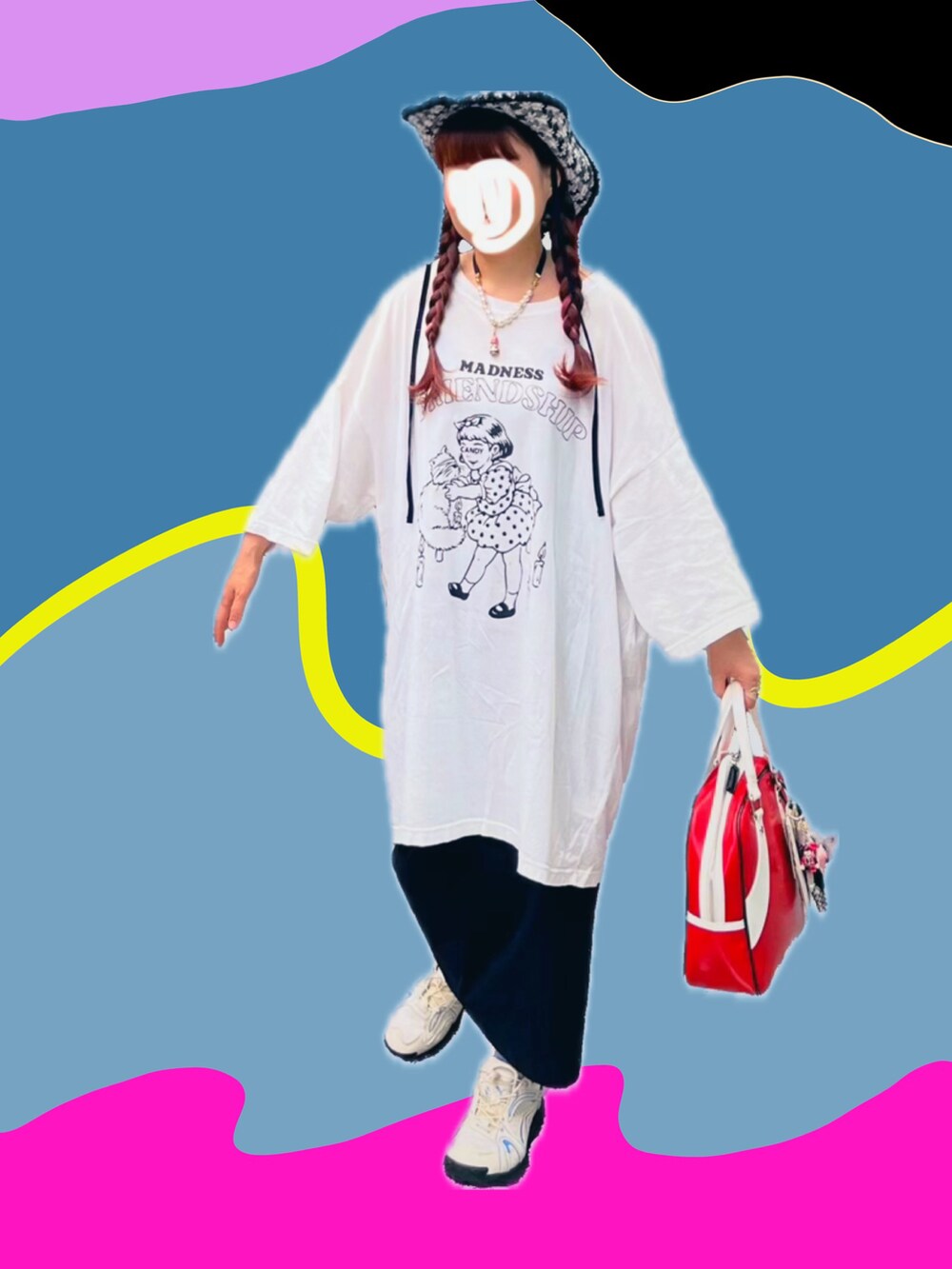 ホワイト系のTシャツ/カットソー、ホワイト系のスニーカー、レッド系のボストンバッグを着用したレディースの春コーディネートの2枚目の写真
