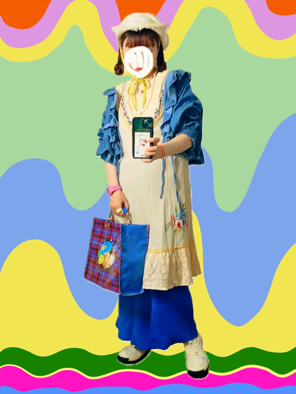 ブルー系のシャツ/ブラウス、イエロー系のTシャツ/カットソー、ベージュ系のワンピース/ドレスを着用したレディースの夏コーディネートの2枚目の写真