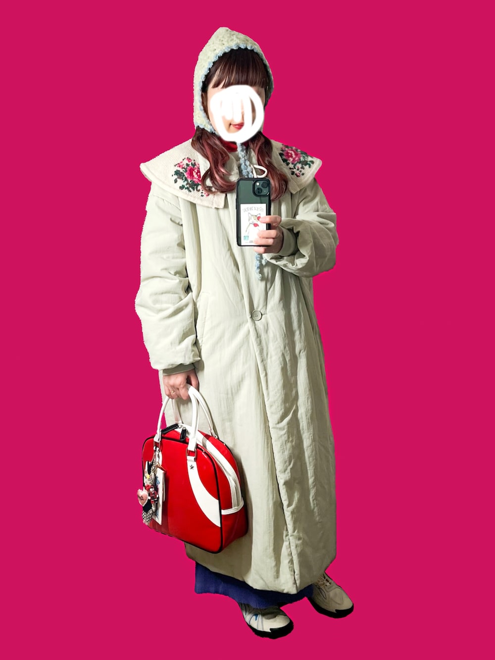 ブルー系のキャミソール、ホワイト系のワンピース/ドレス、パープル系のスカートを着用したレディースの冬コーディネートの2枚目の写真