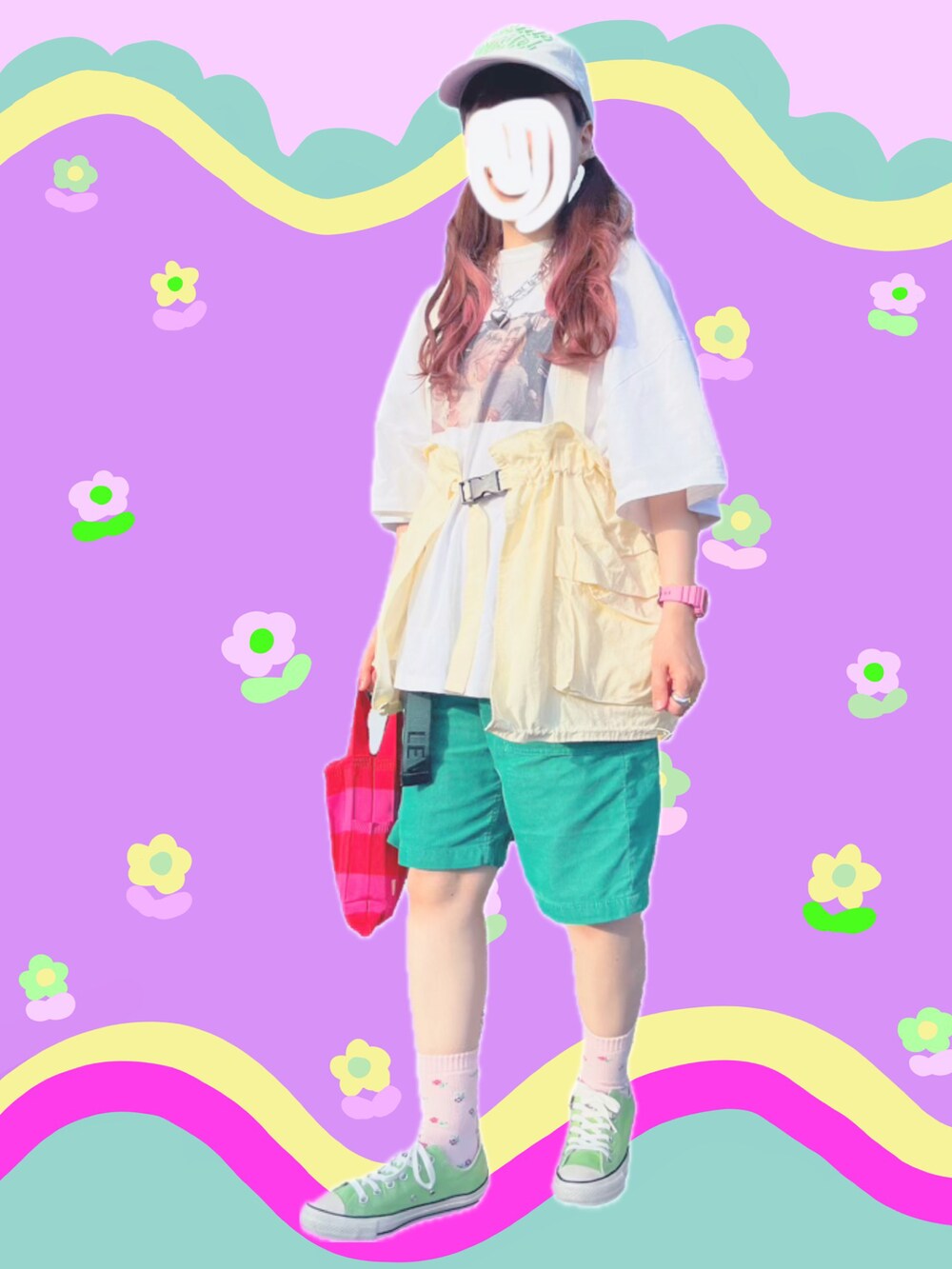 ホワイト系のTシャツ/カットソー、ホワイト系のベスト、グリーン系のパンツを着用したレディースの夏コーディネートの3枚目の写真