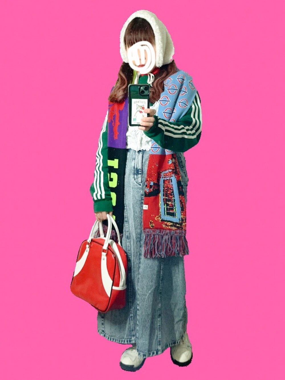 グリーン系のスウェット、レッド系のボストンバッグ、ベージュ系のその他アウターを着用したレディースの冬コーディネートの2枚目の写真