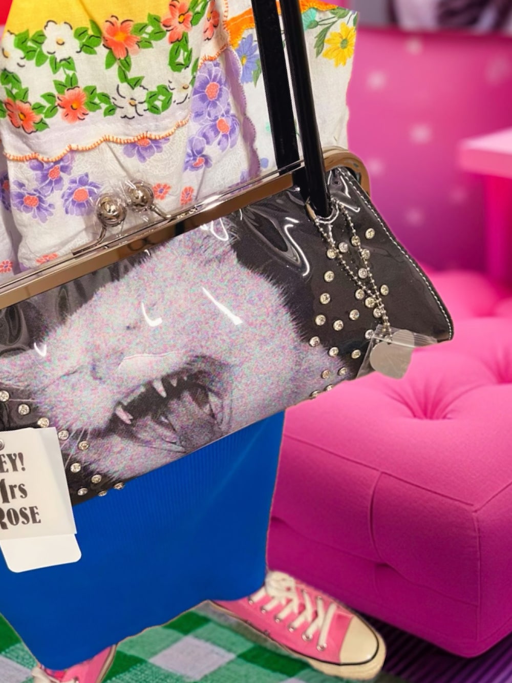 ピンク系のスニーカー、ブラック系のハンドバッグ、イエロー系のTシャツ/カットソーを着用したレディースの春コーディネートの4枚目の写真