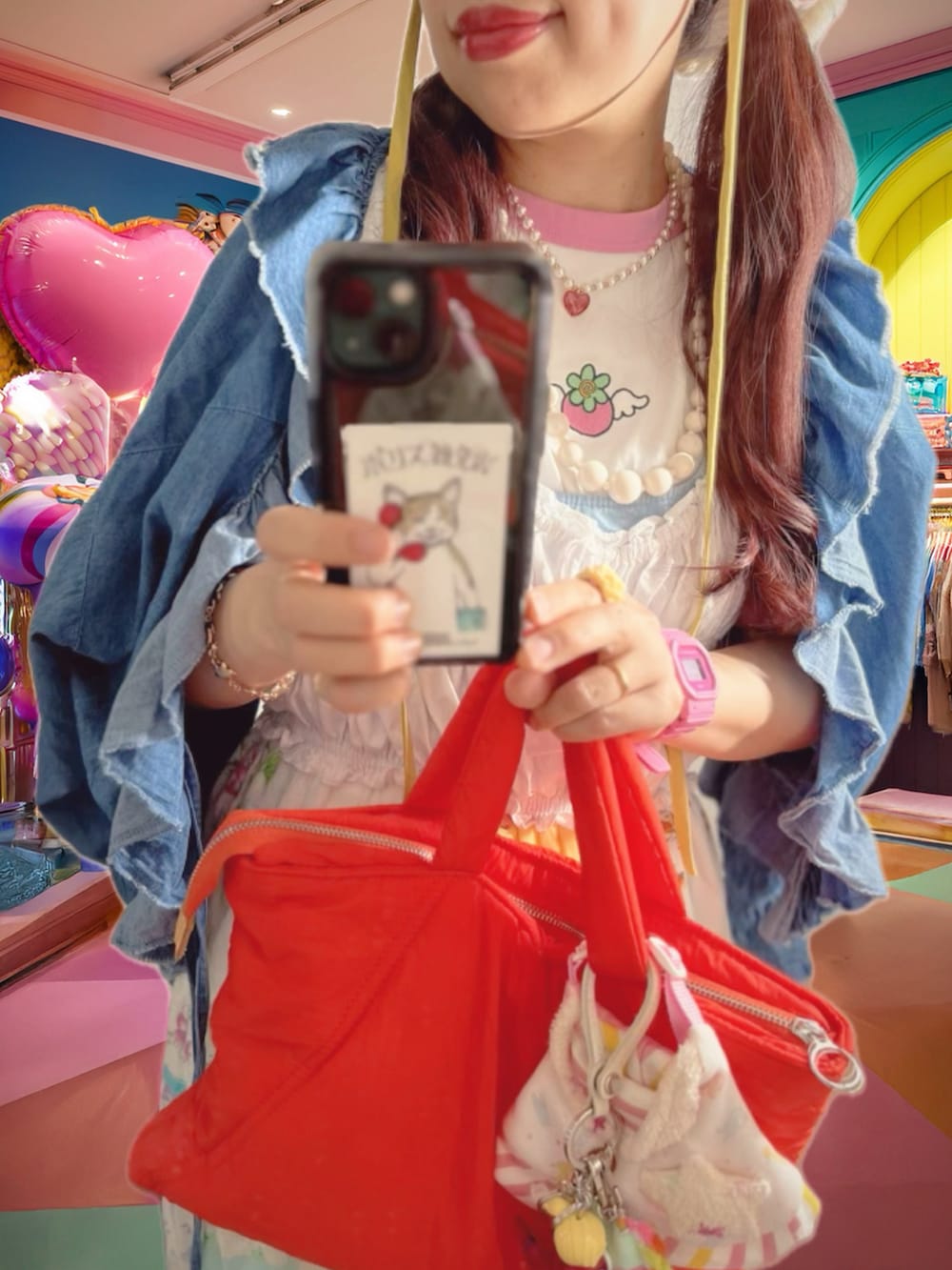 ブルー系のシャツ/ブラウス、イエロー系のスカート、グリーン系のスニーカーを着用したレディースの夏コーディネートの4枚目の写真