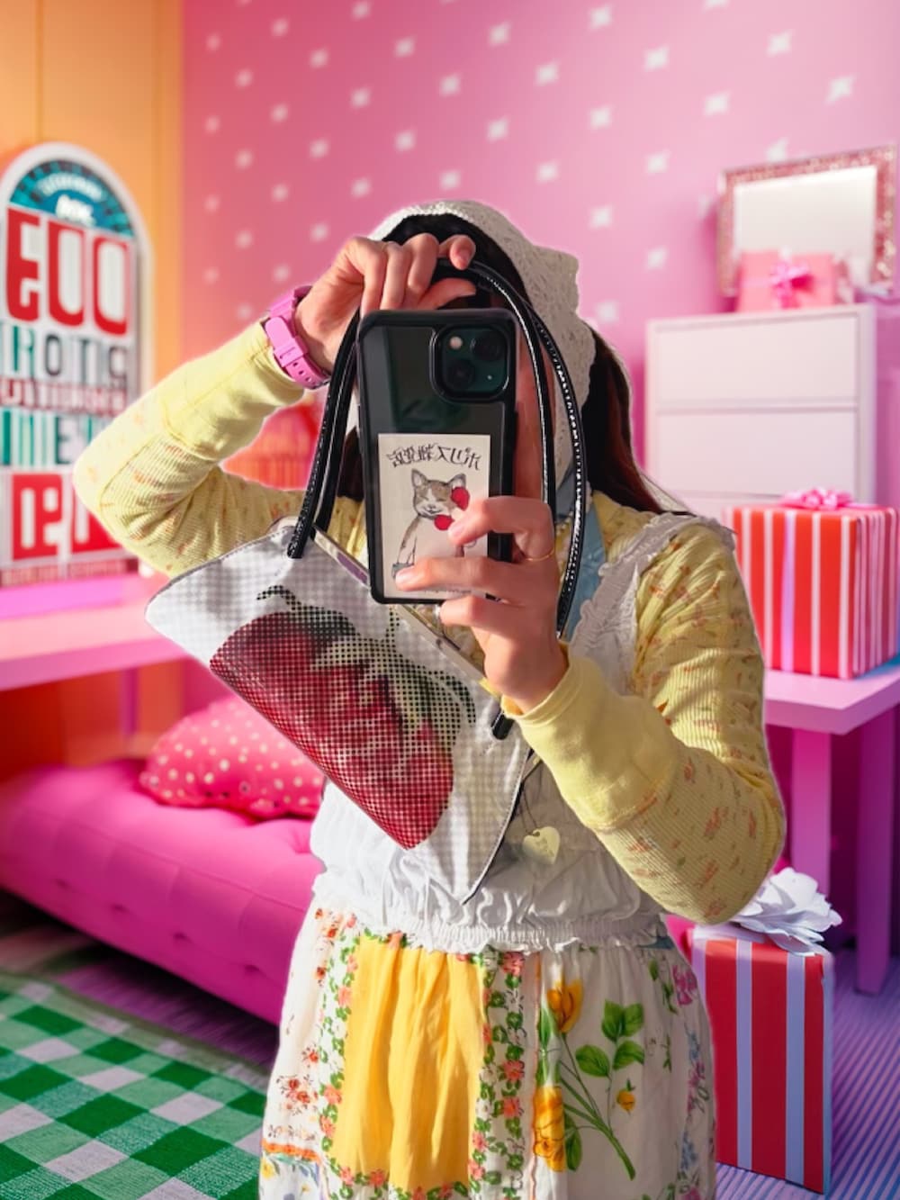 ピンク系のスニーカー、ブラック系のハンドバッグ、イエロー系のTシャツ/カットソーを着用したレディースの春コーディネートの3枚目の写真