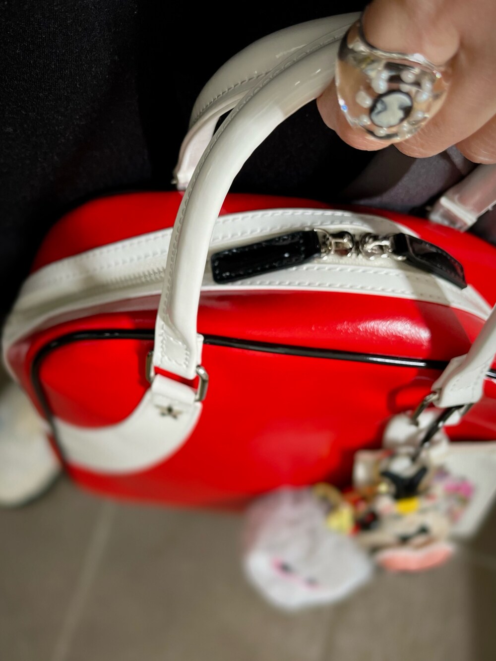 ブラック系のトップス、ブラック系のジャンパースカート、ホワイト系のスニーカーを着用したレディースの春コーディネートの2枚目の写真