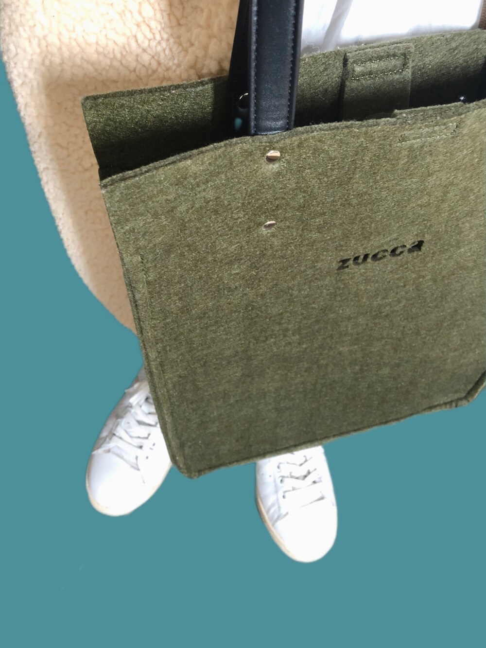 ベージュ系のその他アウター、ホワイト系のワンピース、ブラウン系のベストを着用したレディースの冬コーディネートの2枚目の写真