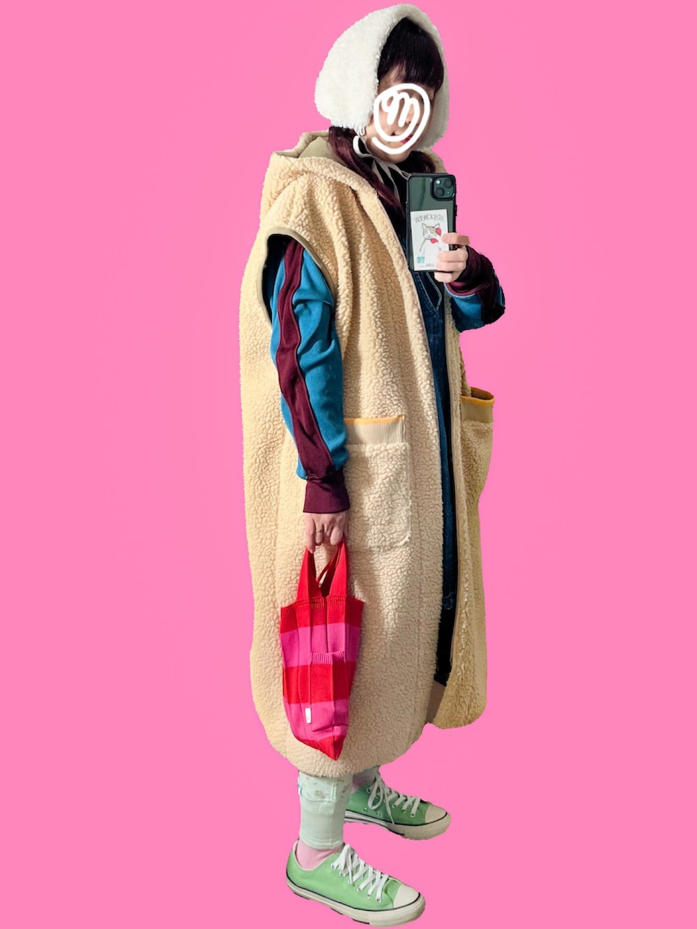 ブルー系のTシャツ/カットソー、ブルー系のベスト、グリーン系のスニーカーを着用したレディースの冬コーディネートの2枚目の写真