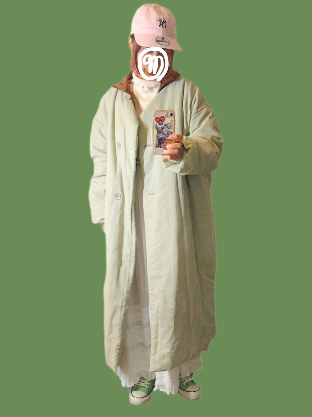 ブラウン系のジャージ、ホワイト系のスカート、グリーン系のスニーカーを着用したレディースの冬コーディネートの2枚目の写真