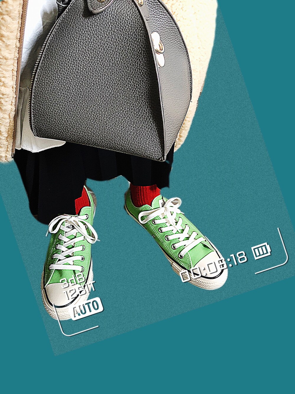 グリーン系のニット/セーター、グリーン系のスニーカー、ホワイト系のワンピースを着用したレディースの冬コーディネートの2枚目の写真